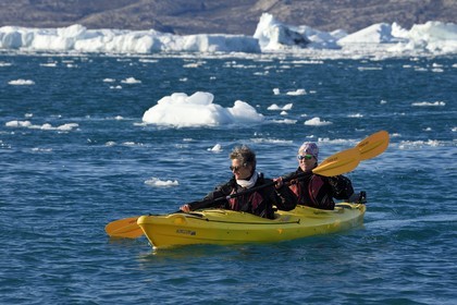 Groenland, cote ouest, baie de Disko, baie de Quervain, kayak progressant au milieu des icebergs