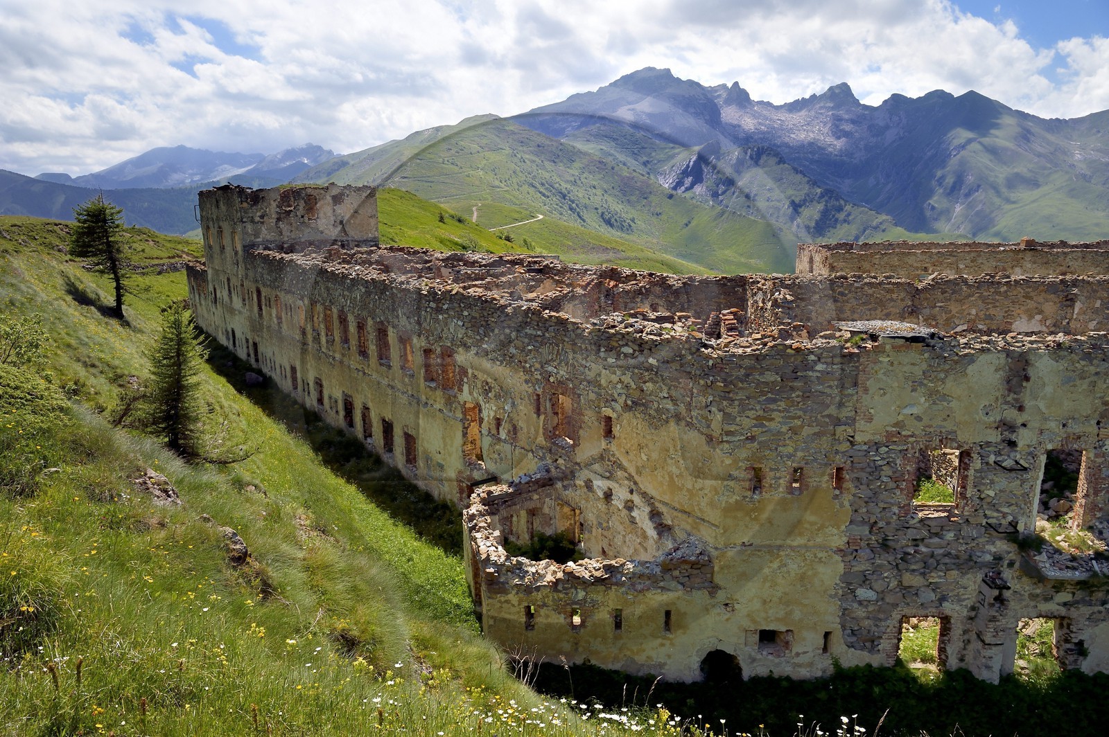 France, Alpes-Maritimes (06), le casernement du Fort Central au Col de Tende (1871m), fortifications construites par les Italiens en 1881 et la montagne de la Roche de l'Abisse à l'arrière-plan