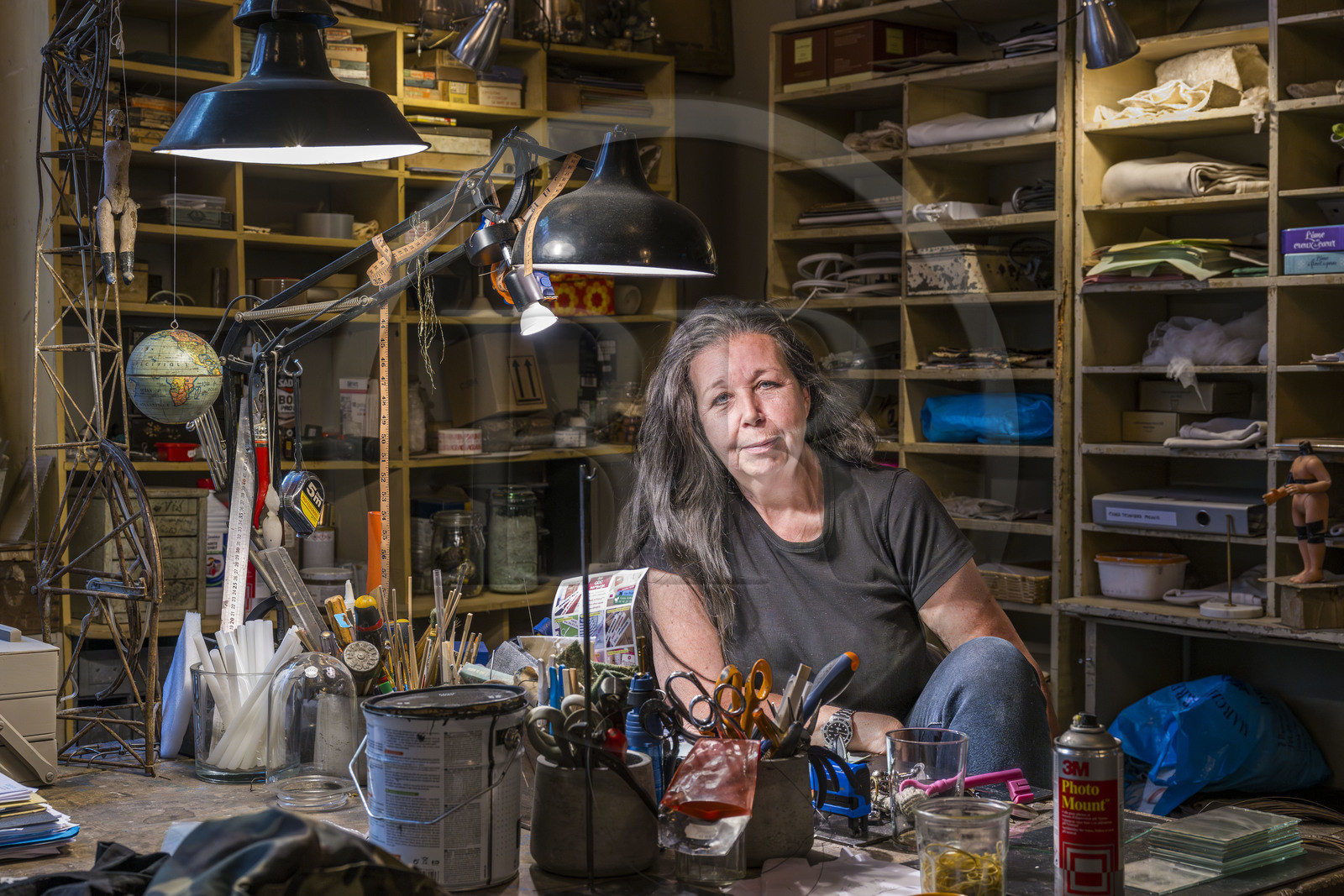 France, Vaucluse (84), Avignon, la décoratrice d’intérieur Pascale Palun dans son atelier-boutique Vox Populi spécialiste dans la création de luminaires et objets de décoration