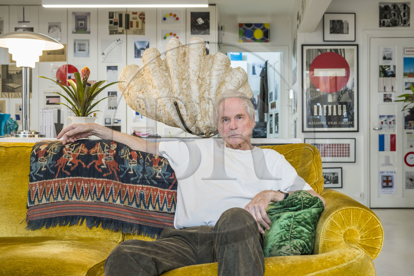France, Paris (75), l'artiste plasticien Jean-Pierre Raynaud dans son appartement atelier