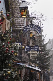 France, Haut Rhin (68), Kaysersberg a Noel, la rue du general De Gaule sous la neige