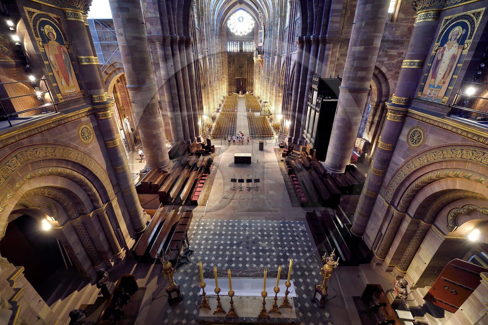 France, Bas-Rhin (67), Strasbourg, vieille ville classée au Patrimoine Mondial de l'UNESCO, la cathédrale Notre-Dame, la nef gothique vue depuis le choeur roman