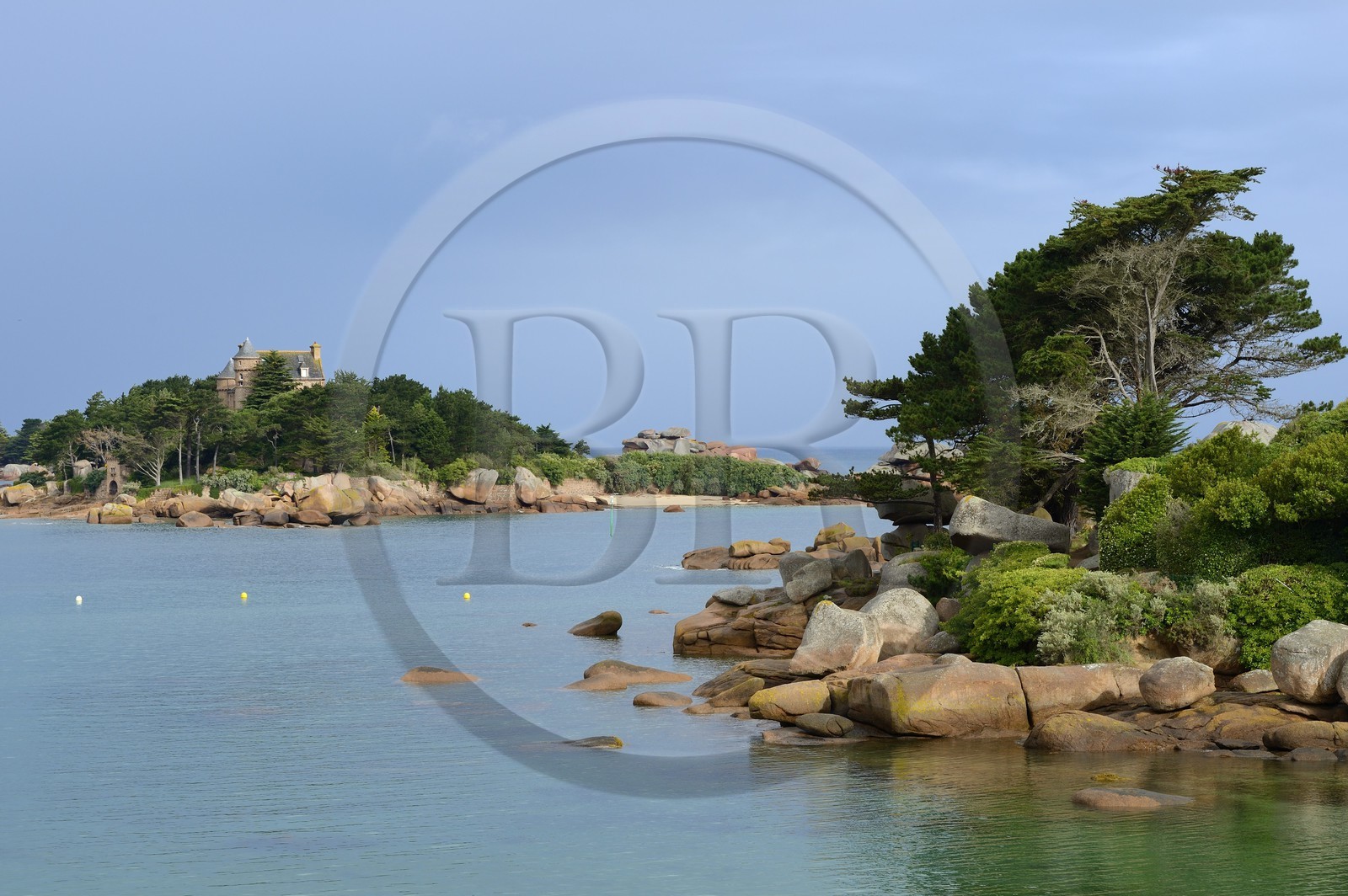 France, Côtes-d'Armor (22), Côte de Granit Rose, Trégastel, château et ile de Costaérès et plage Saint-Guirec à Ploumanach