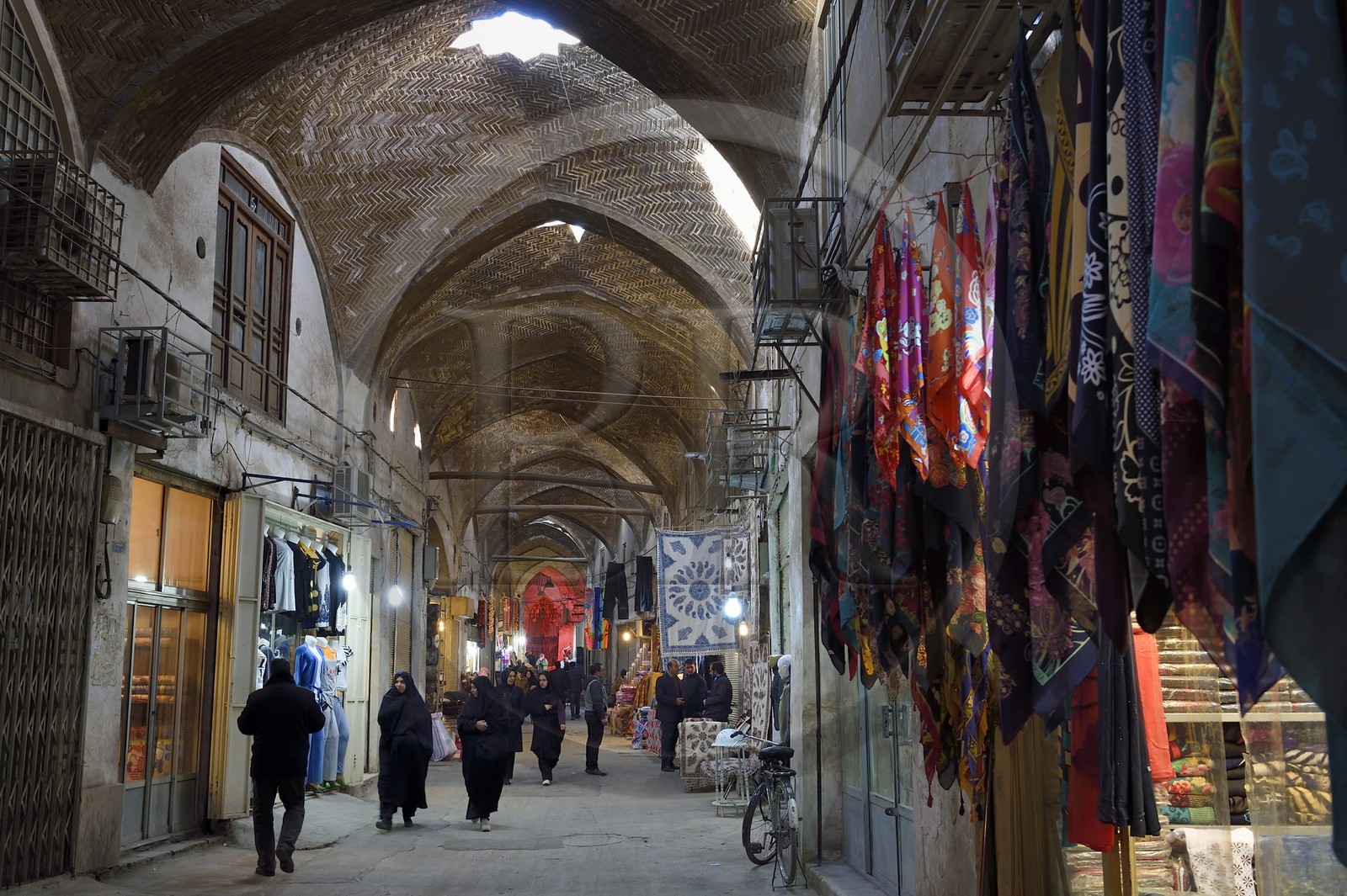 Iran, province d'Ispahan, Ispahan, Bazar-e Bozorg (Grand Bazar), immense bazar couvert qui remonte à près de 1300 ans
