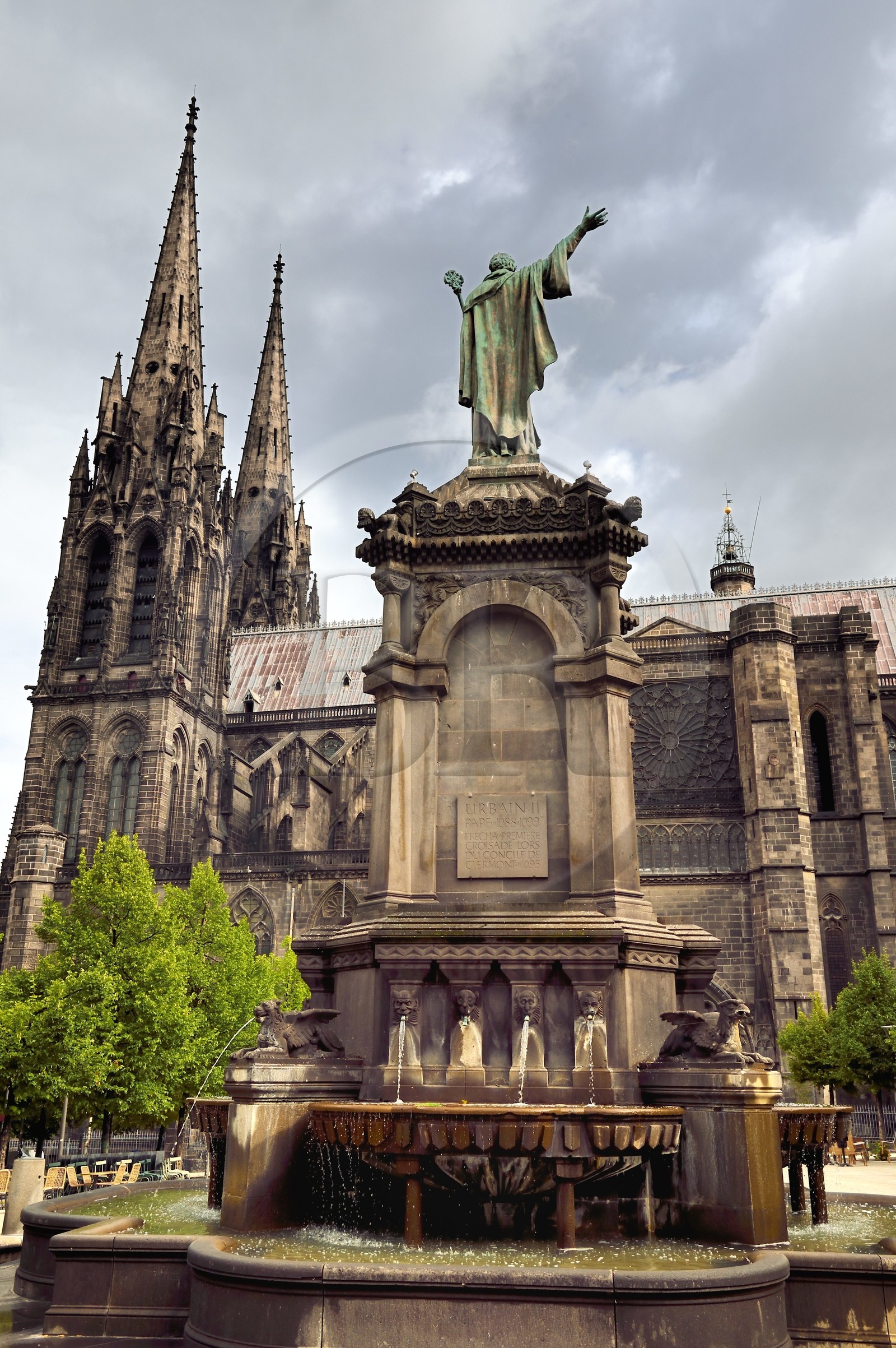 France, Puy-de-Dôme (63), Clermont-Ferrand, place de la Victoire, statue du pape Urbain II qui lança la première croisade et cathédrale Notre-Dame de l'Assomption du XIIIe siècle