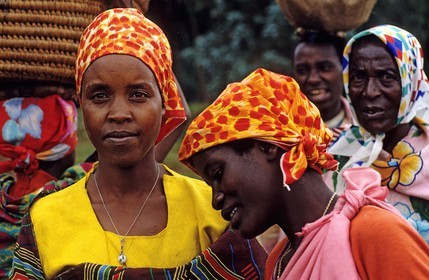 Burundi, women on the market of Ijenda towards Mugongomanga