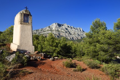 France, Bouches du Rhone, Aix en Provence region, towards the Tholonet, oratory in front of the Sainte Victoire mountain, Cezanne road