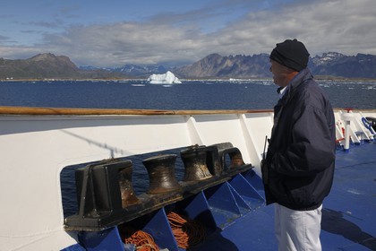 Groenland, fjord de Nanortalik, le bateau de croisière le Princess Danané progressant entre les icebergs