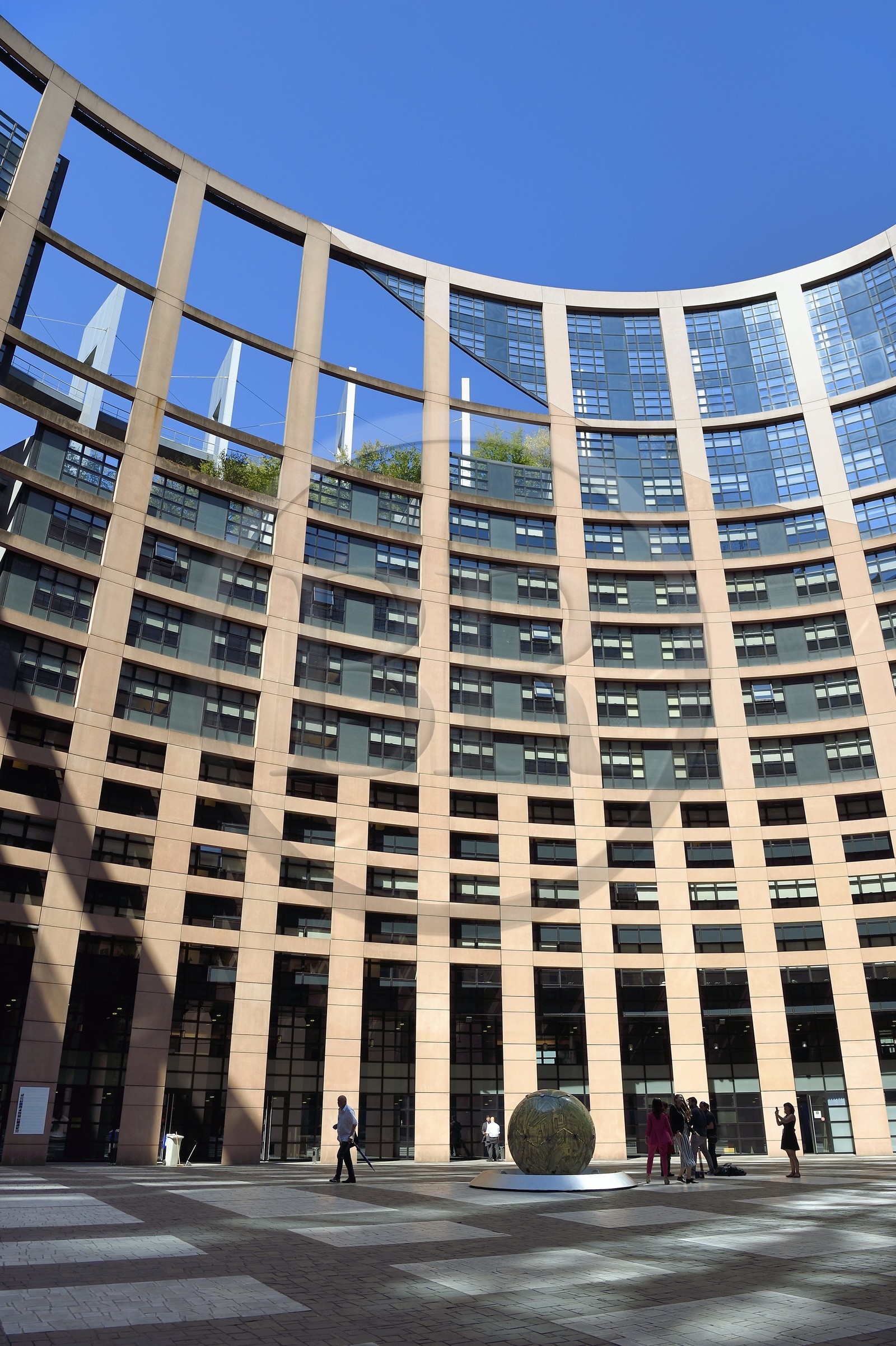 France, Bas-Rhin (67), Strasbourg, quartier européen, le Parlement européen, batiment Louise-Weiss, l'agora est une place monumentale située à l’intérieur d’une tour évidée