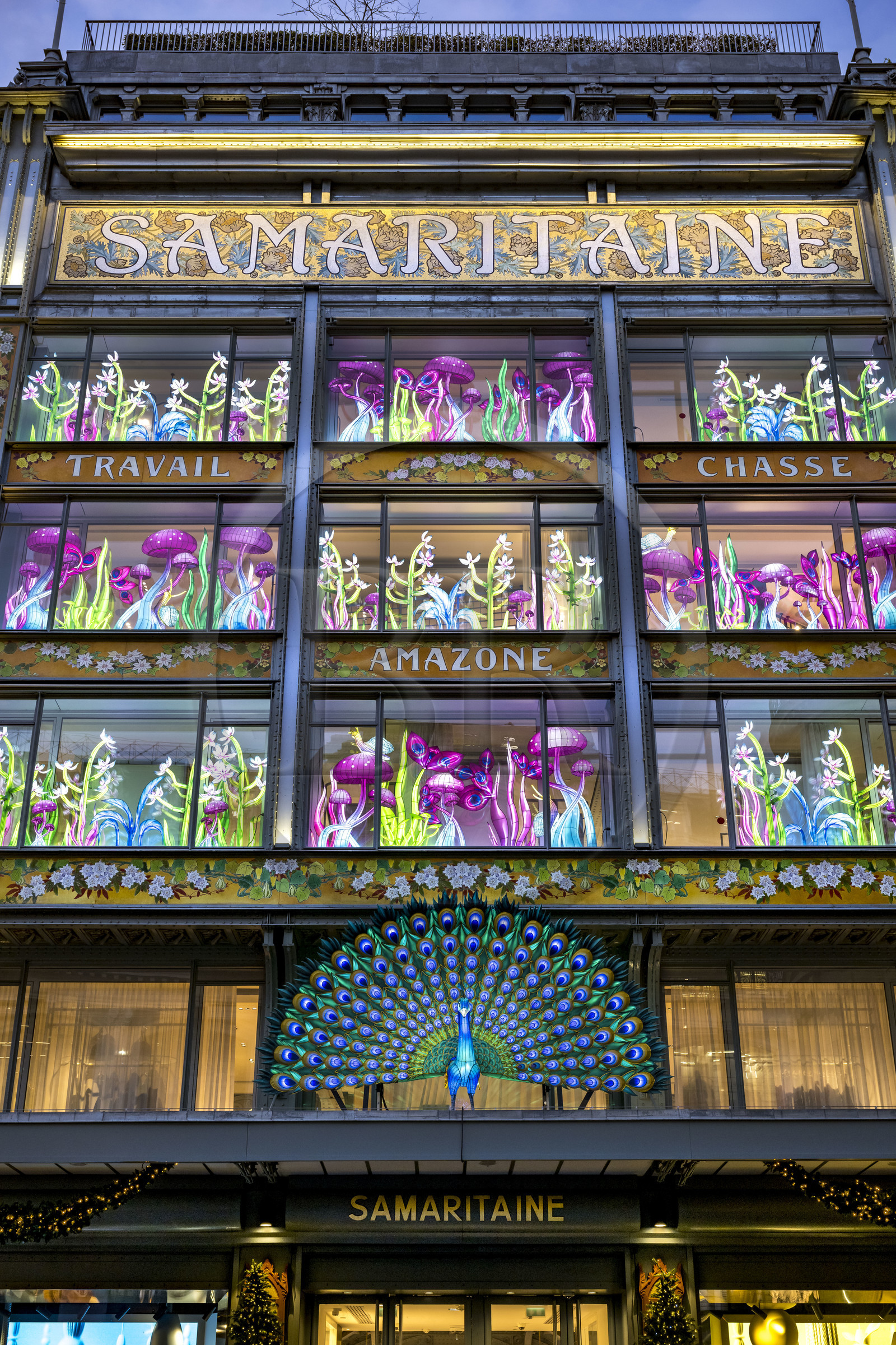 France, Paris (75), le grand magasin de La Samaritaine pendant les fêtes de Noël, réalisations de Thoiry Lumières Sauvages dans les vitrines de la facade France, Paris (75), le grand magasin de La Samaritaine pendant les fêtes de Noël, réalisations de Thoiry Lumières Sauvages dans les vitrines de la facade