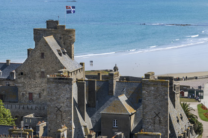 France, Ille et Vilaine, Cote d'Emeraude (Emerald Coast), Saint Malo, the Grand Donjon on which the city flag flies and the large Sillon Beach in the background