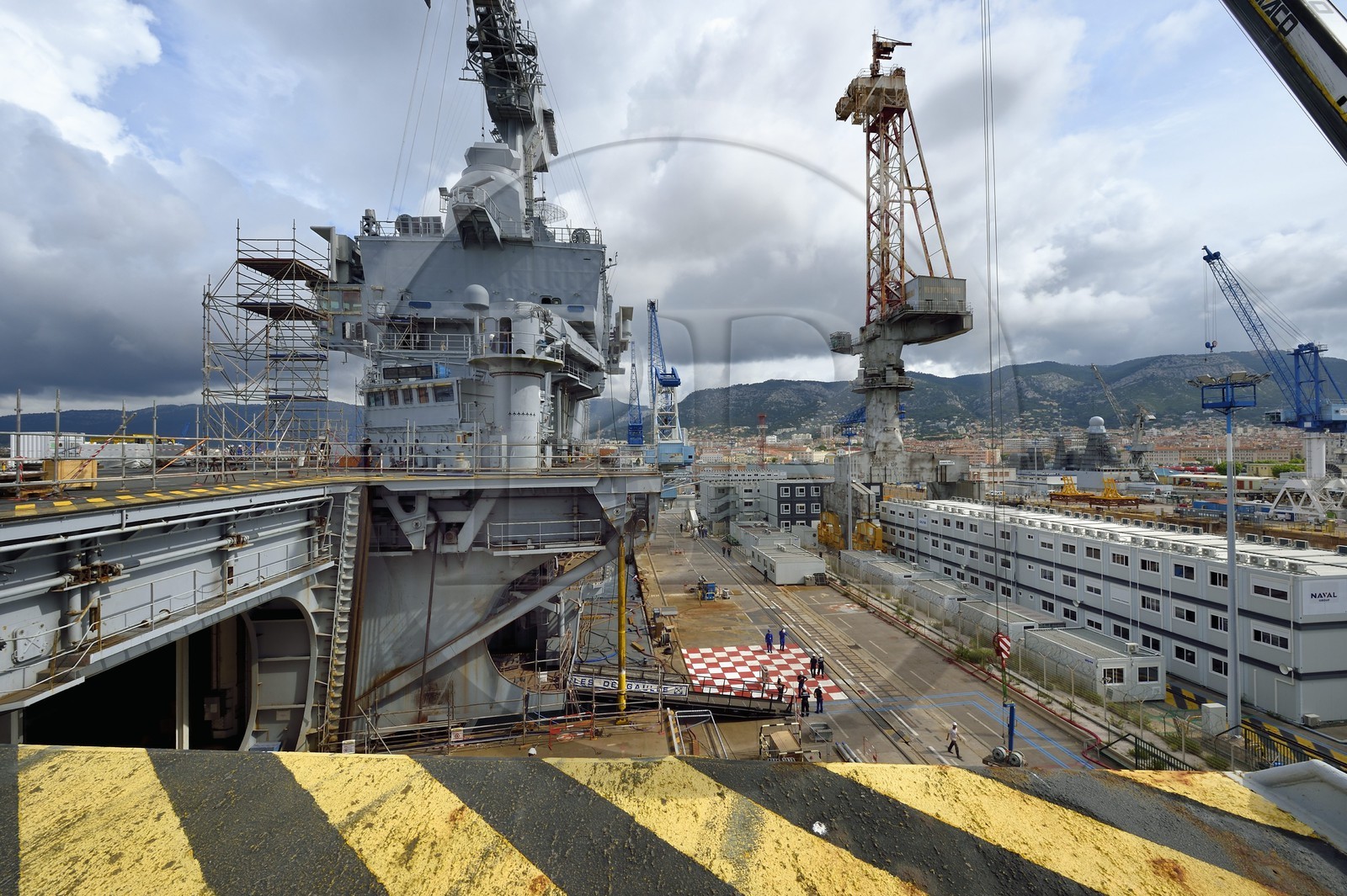 France, Var (83), Toulon, la base navale (Arsenal), le porte-avions à propulsion nucléaire Charles de Gaulle en rénovation de mi-vie, l'un des ascenseurs géants pour rafales et l'ilot central