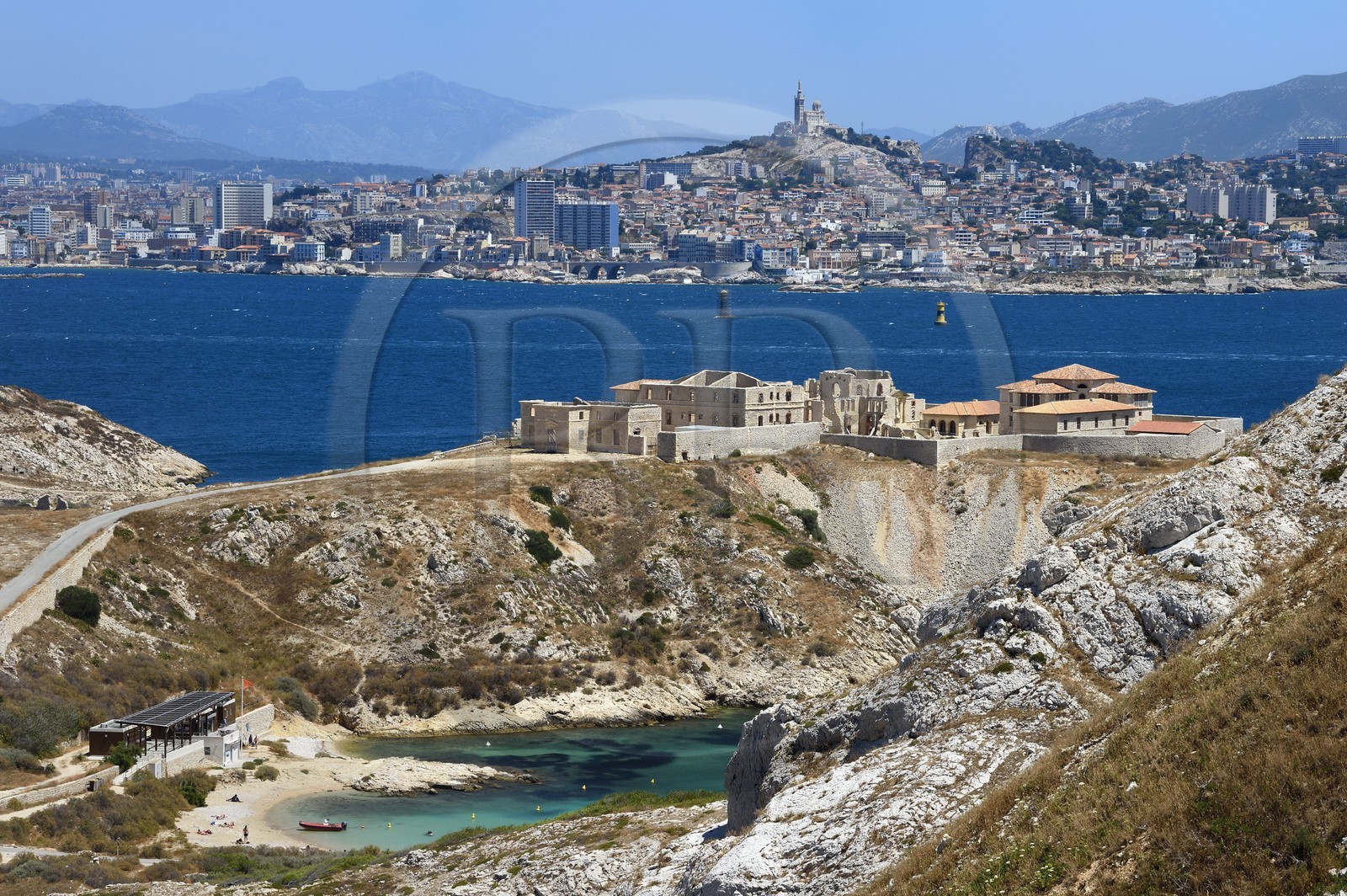 France, Bouches-du-Rhône (13), Marseille, Parc National des Calanques, Archipel des Iles du Frioul, Ile Ratonneau, plage de Saint-Estève, ruines de l'hopital Caroline et la skyline de Marseille en arrière plan