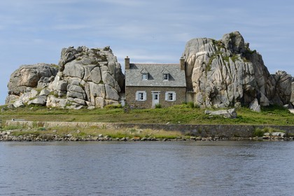 France, Côtes-d'Armor (22), Côte d'Ajoncs, Plougrescant, Anse de Pors Scaff, la petite maison de Castel Meur, toute représentation commerciale de cette maison est interdite