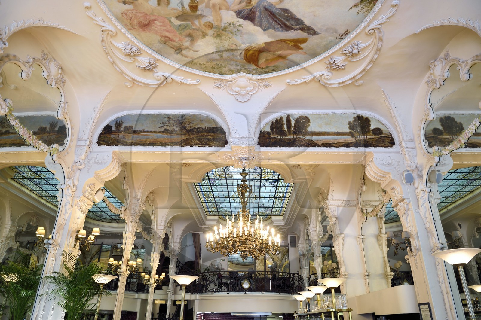 France, Allier (03), ancienne province du Bourbonnais, Moulins, le Grand Café, une des plus belles brasseries Belle Epoque de France, longtemps fréquenté par la célèbre créatrice Coco Chanel France, Allier (03), ancienne province du Bourbonnais, Moulins, le Grand Café, une des plus belles brasseries Belle Epoque de France, longtemps fréquenté par la célèbre créatrice Coco Chanel