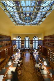 France, Marne (51), Reims, la bibliothèque Carnegie de style Art Nouveau, les trois baies vitrées et la verrière zénithale de la salle de lecture furent dessinées par le maitre verrier nancéien Jacques Gruber