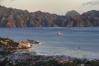 Philippines, Calamian Islands dans le nord de Palawan, Busuanga Island, ville de Coron et Coron Island Natural Biotic Area en arrière plan