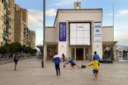 Espagne, Andalousie, Malaga, quartier Soho, le centre d’art contemporain (CAC Malaga), enfants jouant au football