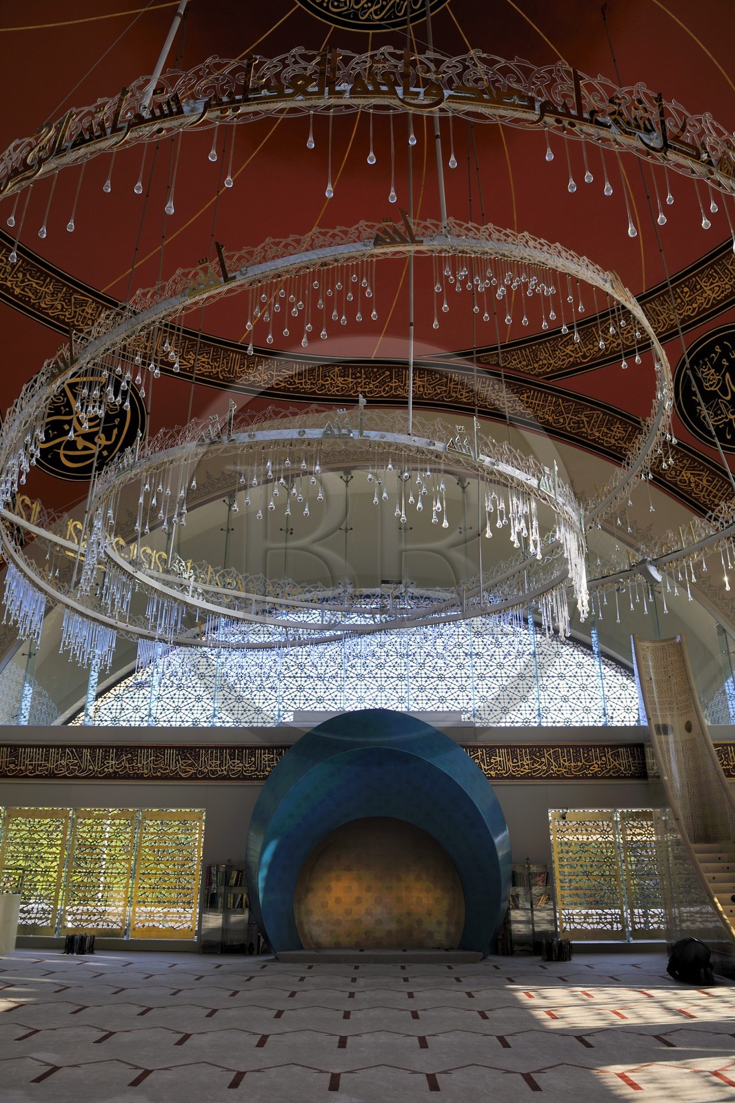 Turquie, Istanbul, quartier Usküdar sur la rive asiatique, mosquée Şakirin de l'architecte d’avant-garde, Zeynep Fadillioglu qui est la première femme à avoir été désignée pour concevoir une mosquée; Le lustre, en forme de spirale d’où tombe une pluie de gouttes de cristal et où ondule l’écriture kufique résume ce mariage subtil entre modernité et tradition