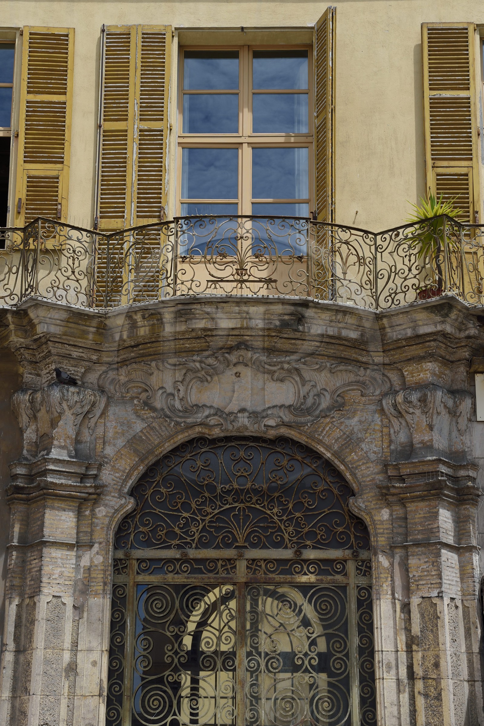 France, Alpes-Maritimes (06), Nice, vieille ville, porte monumentale en fer forgé du Palais Spitalieri de Cessole (XVIIIème siècle) sur la place du palais de Justice