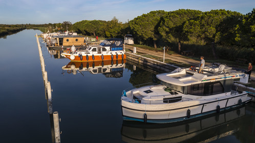 France, Gard (30), la Petite Camargue, Vauvert, bateau de plaisance Le Boat dans le port de Gallician sur le canal du Rhône à Sète au petit matin