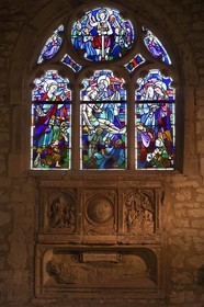 France, Meuse (55), Clermont-En-Argonne, église Saint-Didier, vitrail de Jacques Grüber, au centre revisite de la Pieta du sculpteur Ligier Richier à Etain et pretre bénissant un soldat de la première guerre mourant