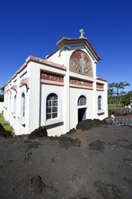 France, Ile de la Reunion, Piton-Sainte-Rose , l'église Notre-Dame-des-Laves épargnée par la coulée de lave aujourd’hui solidifiée qui s’est arrêtée sur son porche lors d’une éruption du volcan du Piton de la Fournaise survenue en 1977