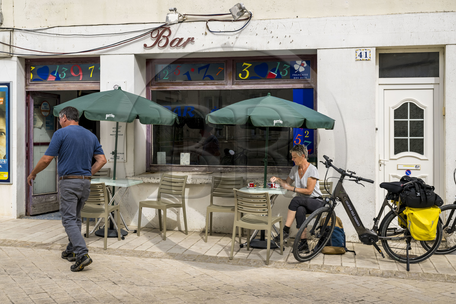 France, Charente-Maritime (17), Soubise, pause dans la vélo randonnée sur une terrasse de café