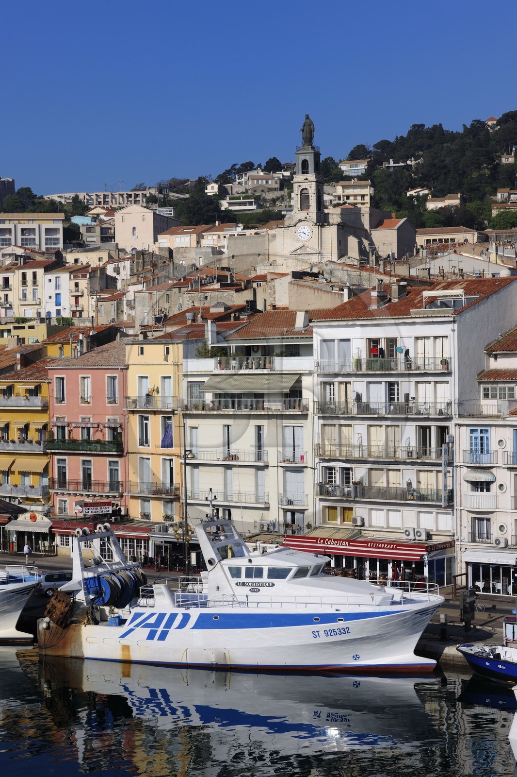 France, Hérault (34), Sète, canal Royal, thonier à quai au pied du Mont Saint-Clair et de l’église décanale saint Louis