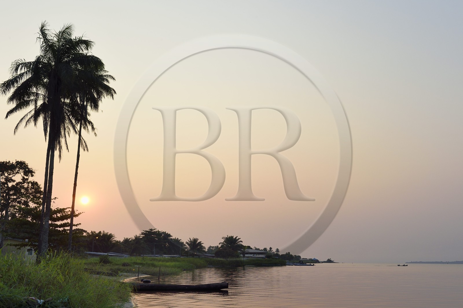 Gabon, province de Ogooué- Maritime, coucher de soleil sur Omboué, petite ville située au bord de la lagune Fernan Vaz (Nkomi) Gabon, province de Ogooué- Maritime, coucher de soleil sur Omboué, petite ville située au bord de la lagune Fernan Vaz (Nkomi)