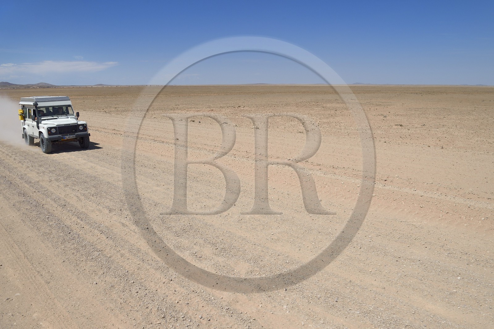 Namibie, région de Erongo, parc national Namib Naukluft, désert du Namib, 4x4 Land Rover sur la piste C14