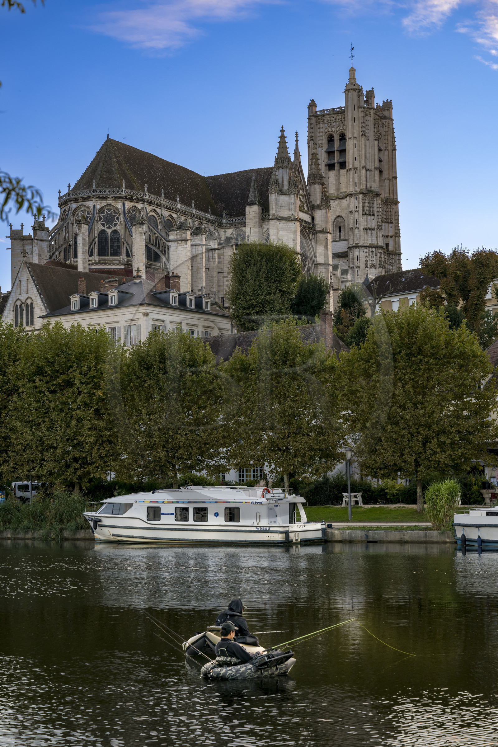 France, Yonne (89), Auxerre, la cathédrale Saint-Etienne et pecheurs au premier plan