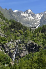 France, Alpes-Maritimes, parc national du Mercantour (Mercantour national park), Haute-Vesubie, Gordolasque valley,the Grand capelet Hotel seems like lying on the ice lock