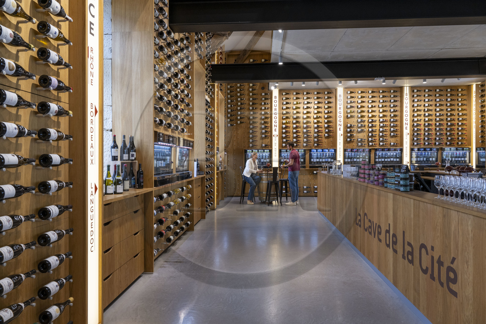 France, Côte-d'Or (21), Dijon, zone classée Patrimoine Mondial de l'UNESCO, Cité Internationale de la Gastronomie et du Vin par l'architecte Anthony Béchu, l'oenothèque La Cave de la Cité propose autour de 3 000 références de vins dans le village gastronomique