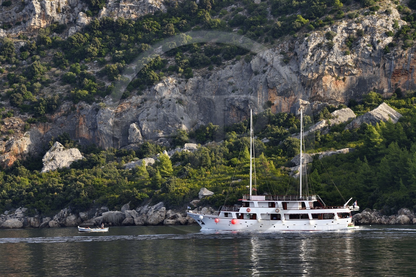 Croatie, Dalmatie, cote dalmate, bateau de croisière progressant dans le detroit entre la presqu'ile de Peljesac (en arrière plan) et l'Ile de Korcula