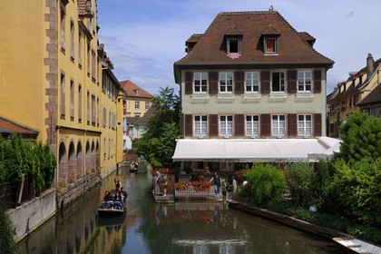 France, Haut-Rhin (68), Colmar, la petite Venise, quartier de la Krutenau arrosé par la rivière Lauch, promenade en barque à fond plat