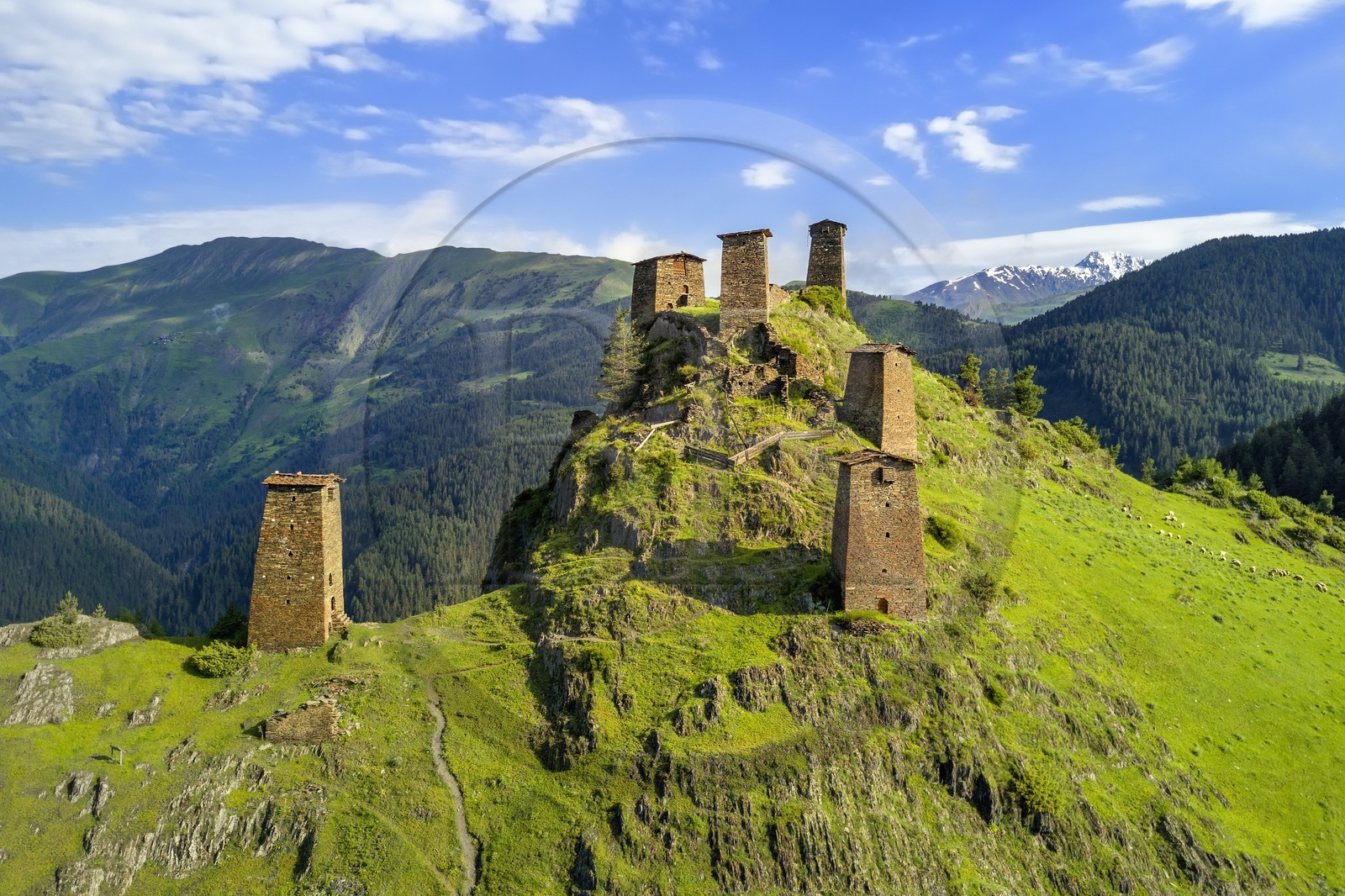 Géorgie, Kakheti, region de Touchétie, Omalo, la forteresse de Keselo à Zemo (haut) Omalo a servi de refuge aux habitants en temps de guerre, tours fortifiées médiévales (vue aérienne)