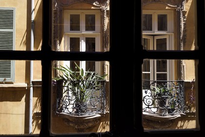 France, Alpes-Maritimes (06), Nice, quartier du Vieux Nice, immeuble faisant face au Palais Lascaris dans la rue Droite et dont la facade a été refaite par les Lascaris pour avoir une belle vue