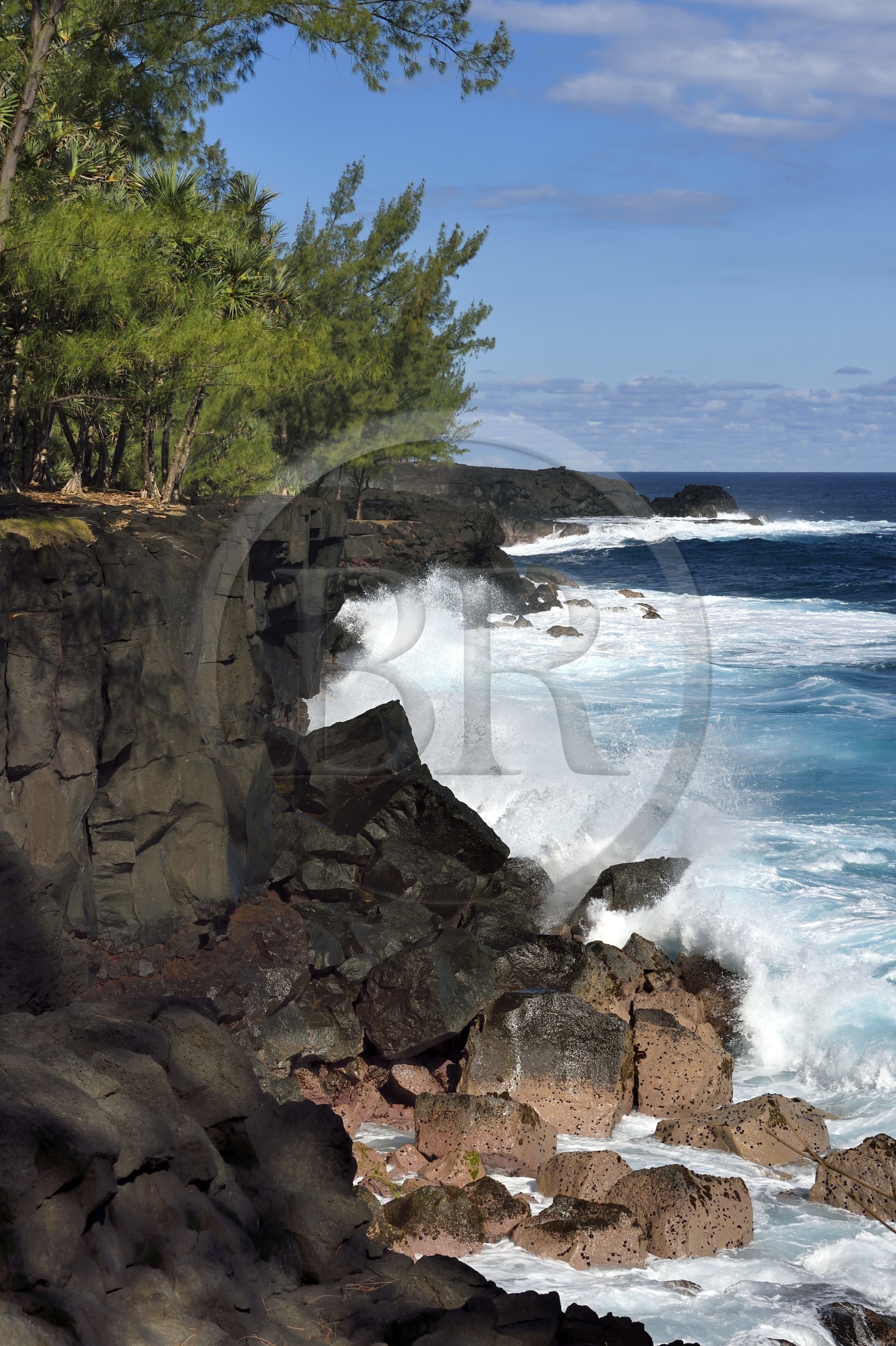 France, Ile de la Reunion, Saint-Philippe, Mare-Longue, roches basaltiques issue d'une coulée de lave en bordure de l'Océan Indien au lieu dit de la Mer Cassée