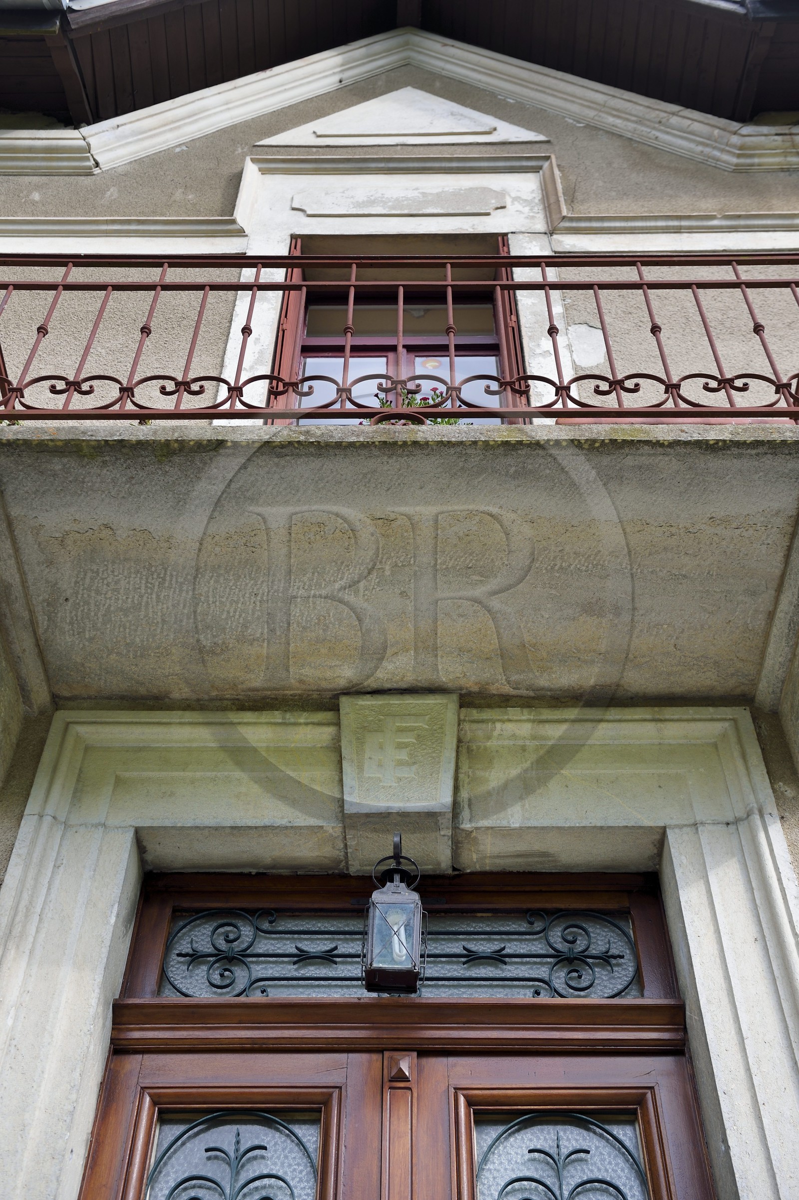 France, Alpes-de-Haute-Provence (04), vallée de l'Ubaye, Jausiers,  Villa mexicaine connue sous le nom de Villa San Carlos, Eugène Fortoul qui émigra au Mexique au début du XXème siècle l'a fait construire, ses initiales EF sont gravées dans la pierre