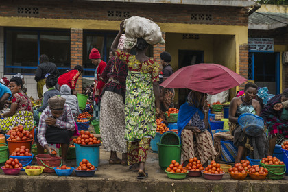 Rwanda, Province du Nord, Musanze (anciennement nommée Ruhengeri), le marché central, marchandes de légumes