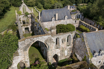 France, Cotes d'Armor, Paimpol, abbaye de Beauport du XIIIème siècle (vue aérienne)