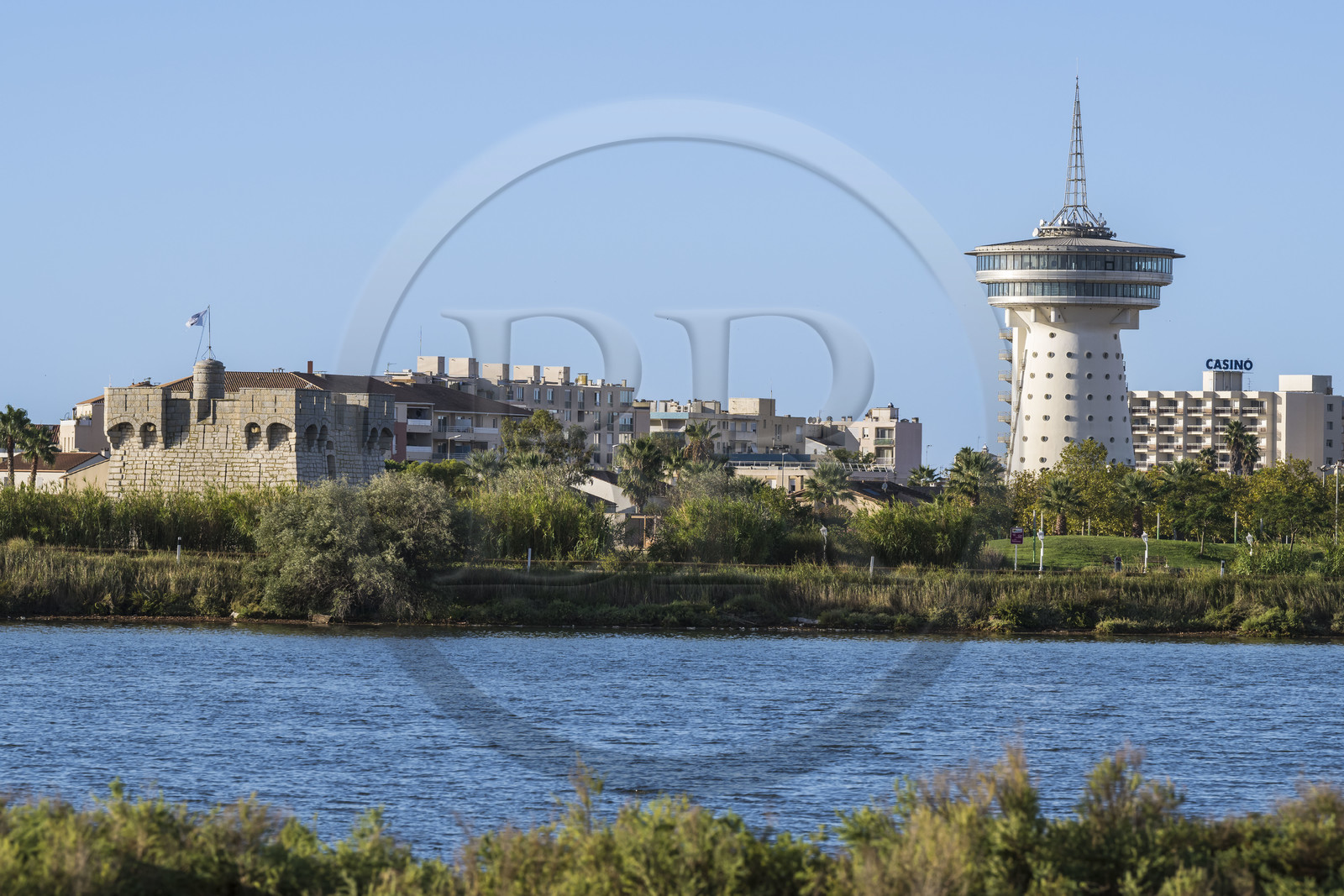 France, Hérault (34), Palavas-Les-Flots, la redoute de Ballestras à gauche et le Phare de la Méditerranée à droite