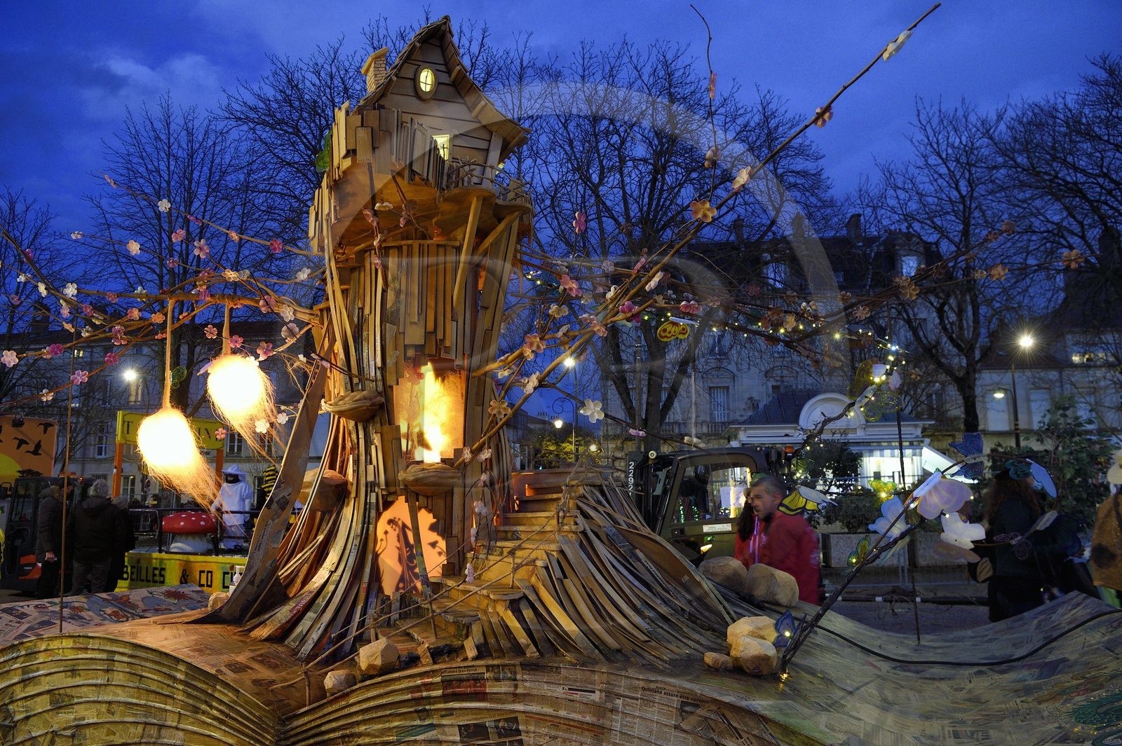 France, Meurthe-et-Moselle (54), Nancy, préparatifs pour le défilé de la Saint-Nicolas place Carnot, char La Maison dans l'Arbre de la commune de Dommartemont