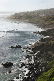 France, Ile de la Reunion, Petite-Ile sur la côte sud, plage et rochers de Grand-Bois, la cheminée de l'ancienne usine sucrière en arrière plan