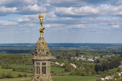 France, Vendée (85), Sèvremont, Saint-Michel-Mont-Mercure, l'église avec sa statue de l'archange Saint-Michel (vue aérienne)