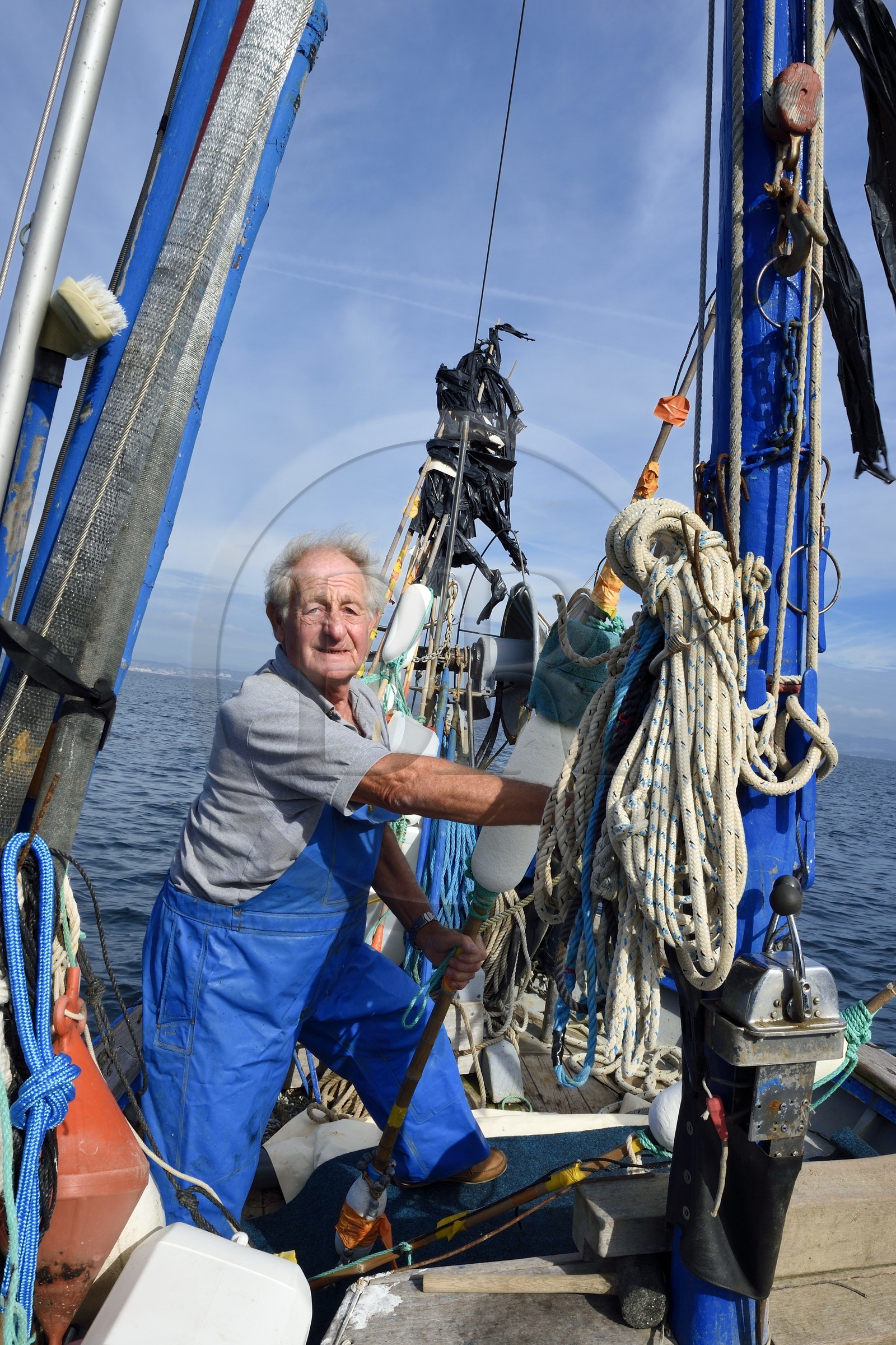 France, Var (83), Iles d'Hyères, parc national de Port Cros, Ile de Porquerolles, Bernard Samuel dit Sam le pêcheur sur son pointu (bateau) Le Corailleur
