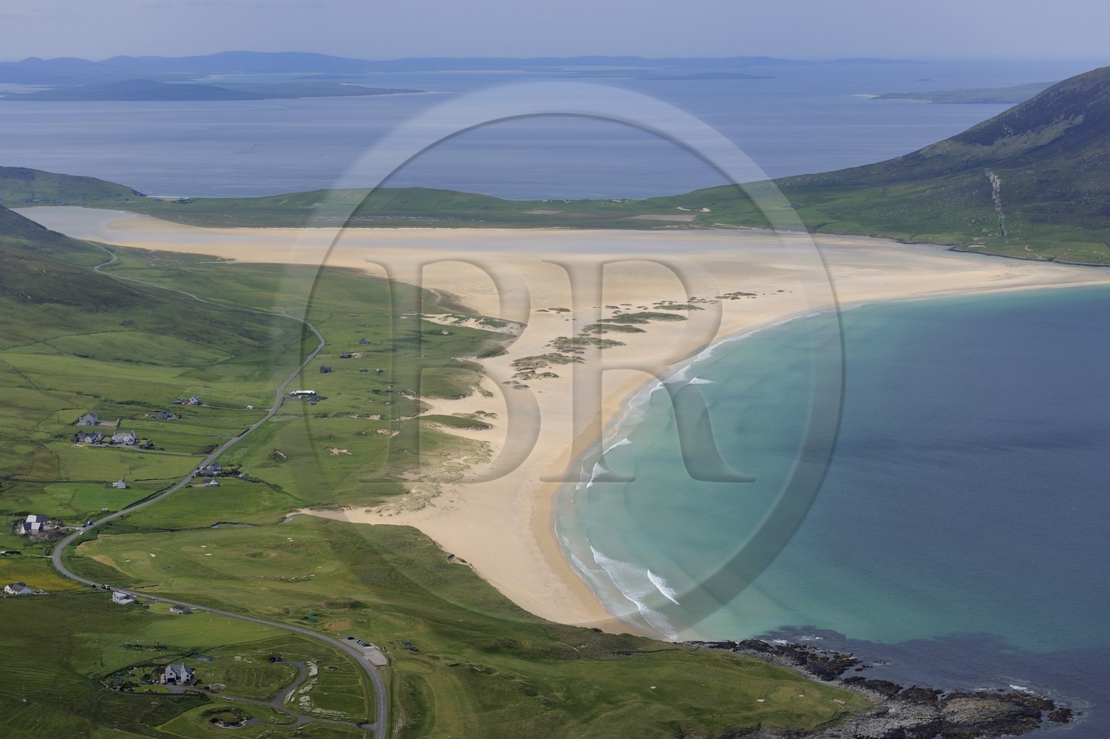 Royaume-Uni, Ecosse, Hébrides extérieures, Ile de Lewis et Harris, South Harris, plages de sable blanc à Leverburgh (vue aérienne)