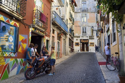 Portugal, Lisbonne, une ruelle du quartier du Bairro Alto, rua do Norte