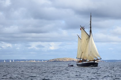 Suède, Västra Götaland, voilier traditionnel au large de Väderöarna (iles météo) au large de Fjällbacka